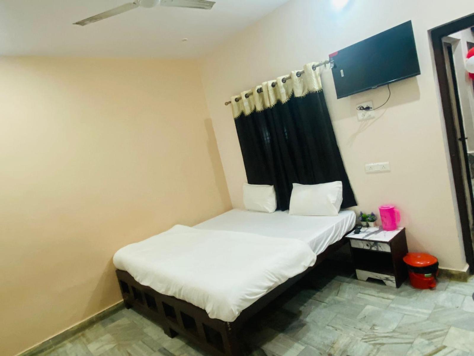 Luv Kush Baba Guest House - Varanasi — Photos 1